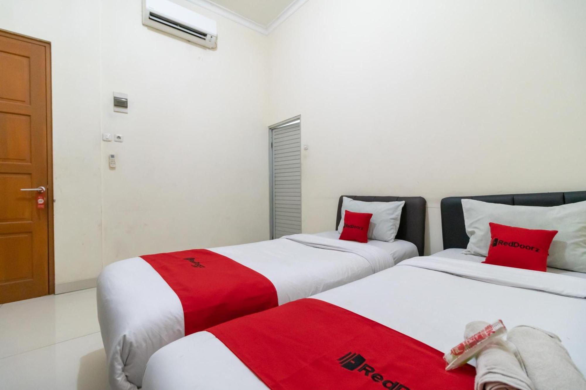 Reddoorz Near Universitas Esa Unggul Bekasi Harapan Indah Екстериор снимка