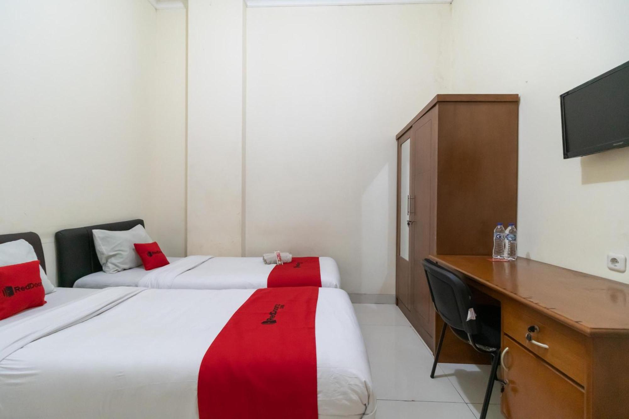 Reddoorz Near Universitas Esa Unggul Bekasi Harapan Indah Екстериор снимка