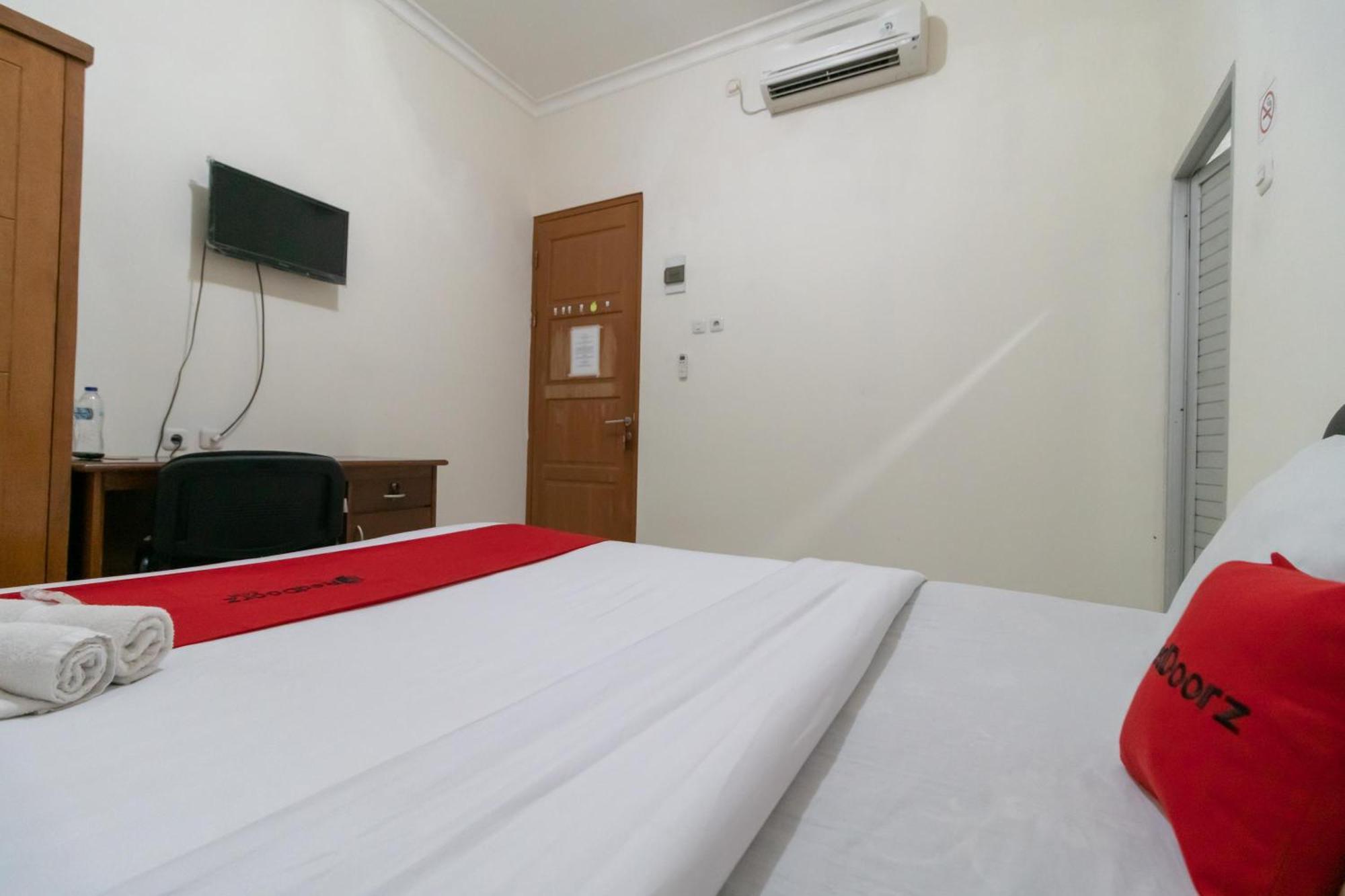 Reddoorz Near Universitas Esa Unggul Bekasi Harapan Indah Екстериор снимка