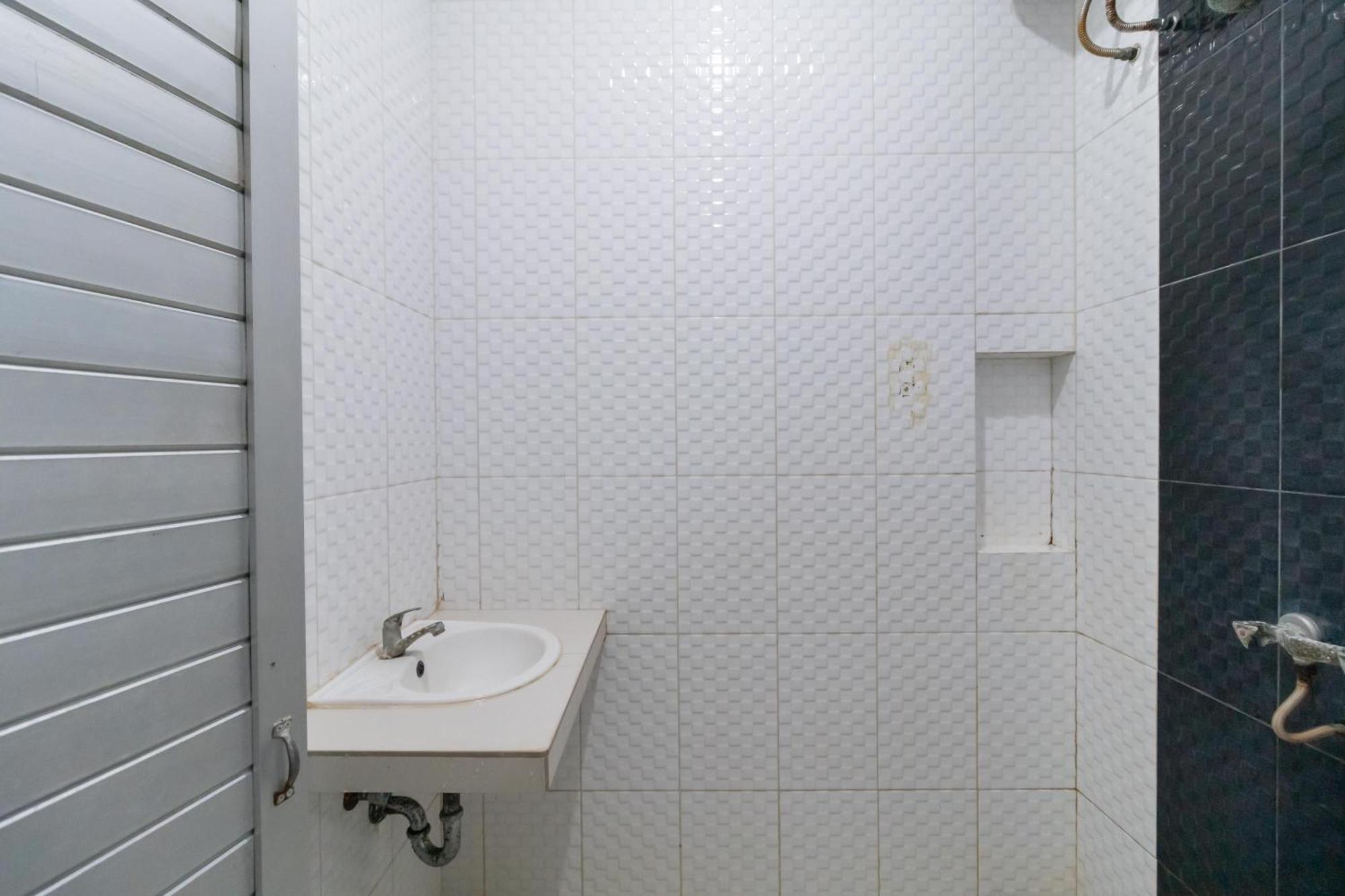 Reddoorz Near Universitas Esa Unggul Bekasi Harapan Indah Екстериор снимка