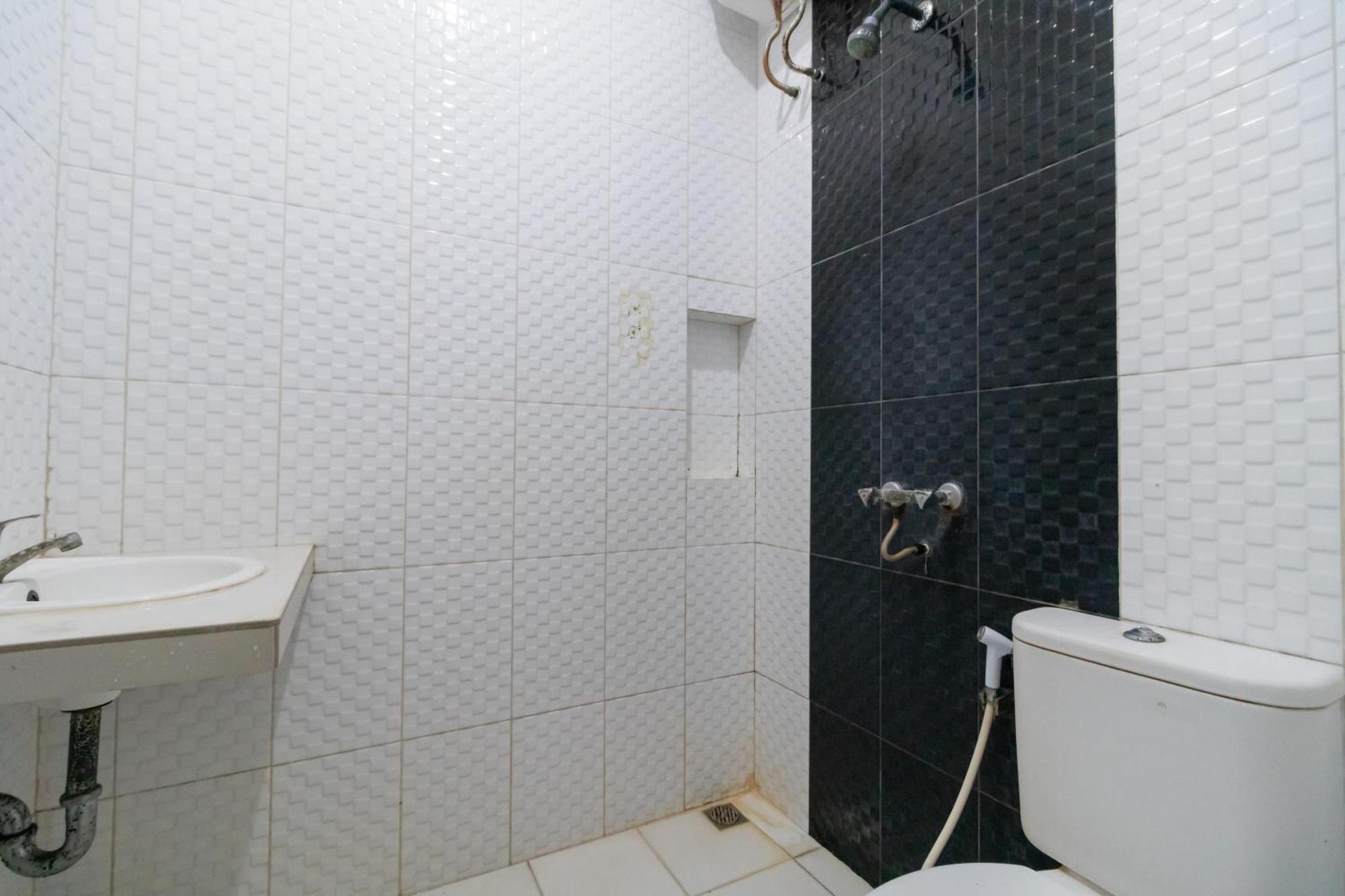 Reddoorz Near Universitas Esa Unggul Bekasi Harapan Indah Екстериор снимка