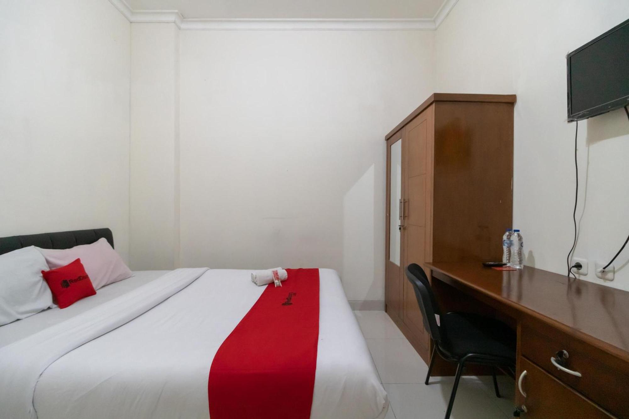 Reddoorz Near Universitas Esa Unggul Bekasi Harapan Indah Екстериор снимка