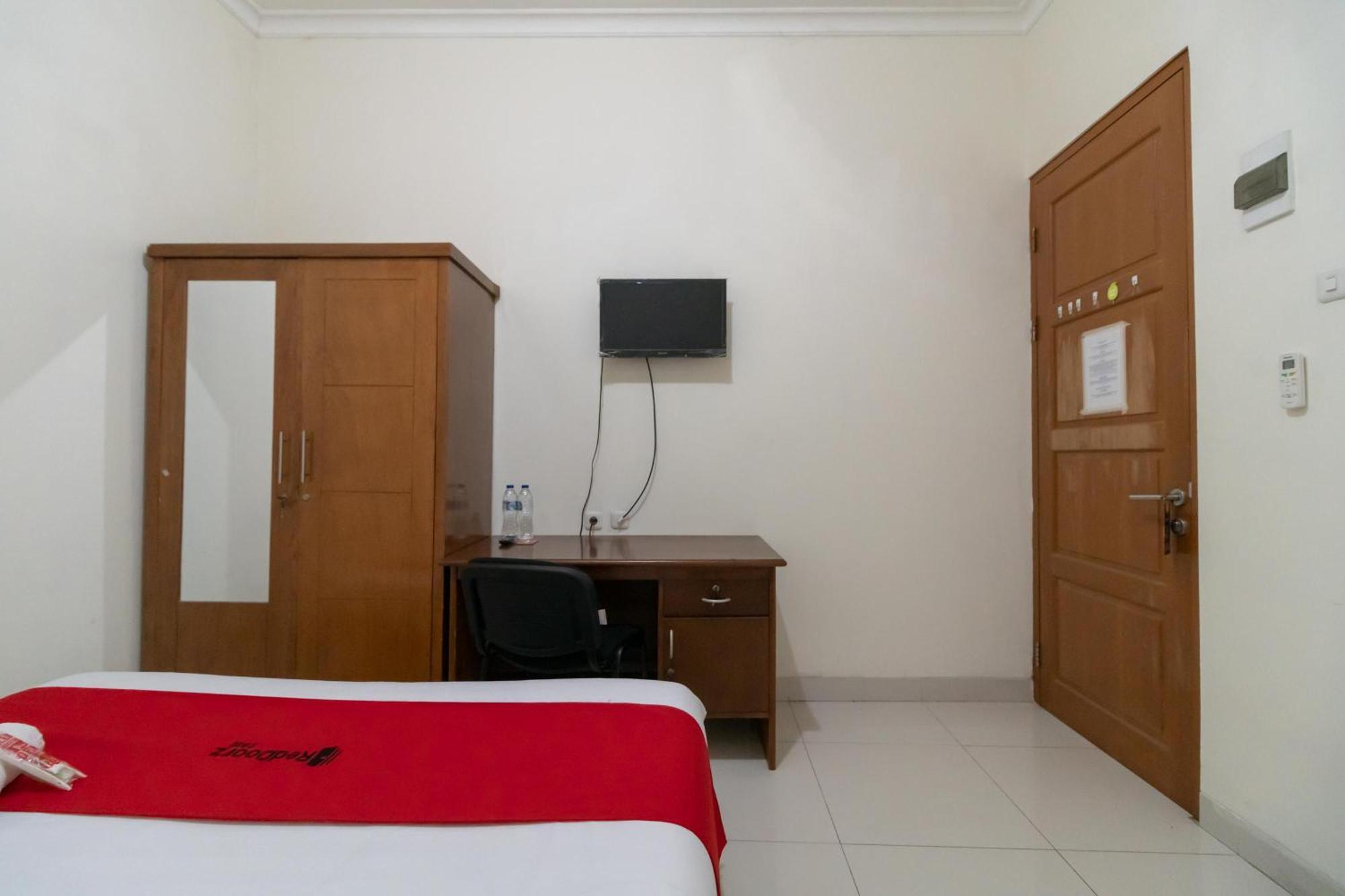 Reddoorz Near Universitas Esa Unggul Bekasi Harapan Indah Екстериор снимка