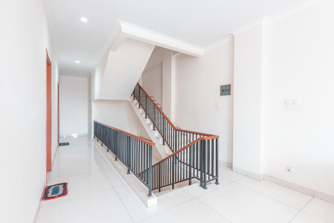 Reddoorz Near Universitas Esa Unggul Bekasi Harapan Indah Екстериор снимка